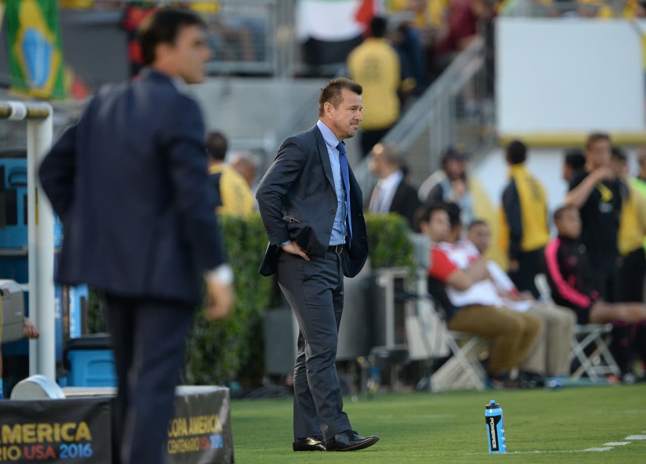 Dunga mira preocupado el desempeño de su equipo.