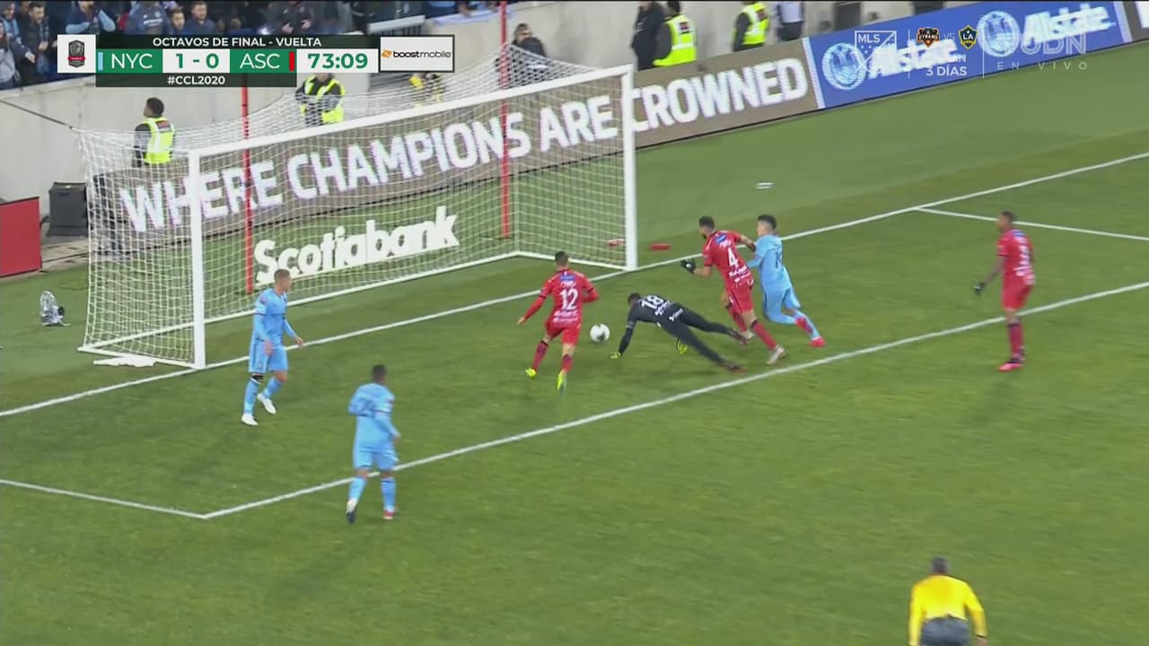 ¡Era el 'osote' del año! Pemberton hizo un 'Karius' y después rectificó