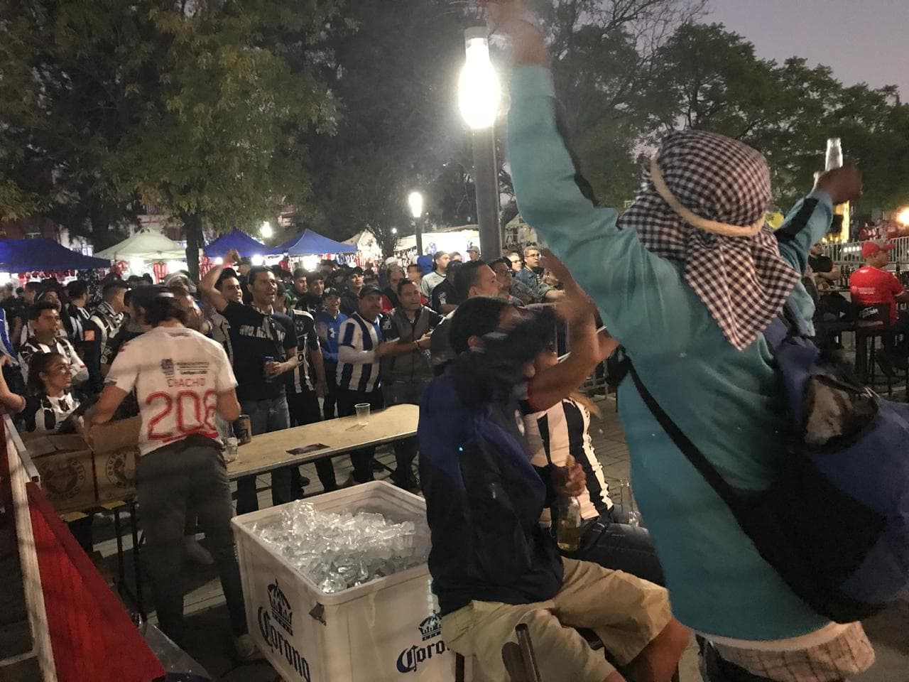 Así llegan los aficionados de Necaxa y Monterrey al Estadio Victoria.