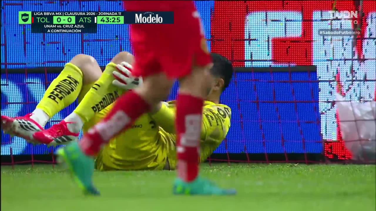 ¡CERCA! Franco Rossi disparó que se estrella en el poste.