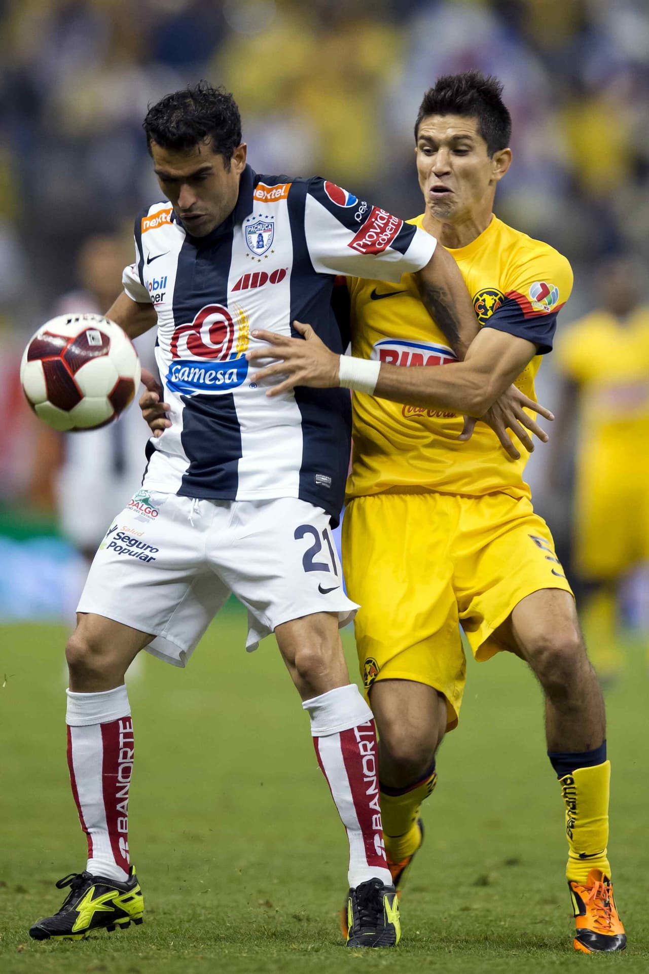 Tras un 2011 jugando para el Aris de Salónica en Grecia, fichó por el Pachuca para intentar recobrar su magia: metió un solo gol, aunque también fue una obra de arte desde fuera del área.