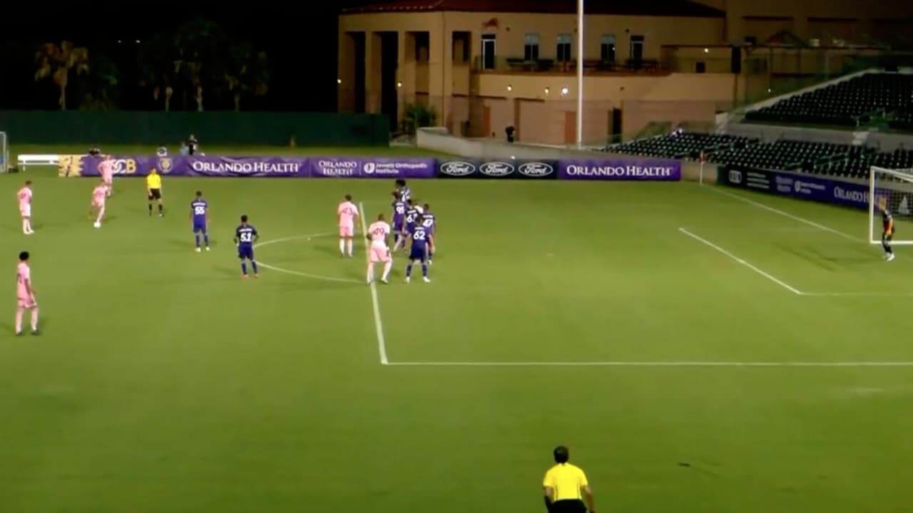 Romeo Beckham, hijo de David Beckham, marca golazo de tiro libre