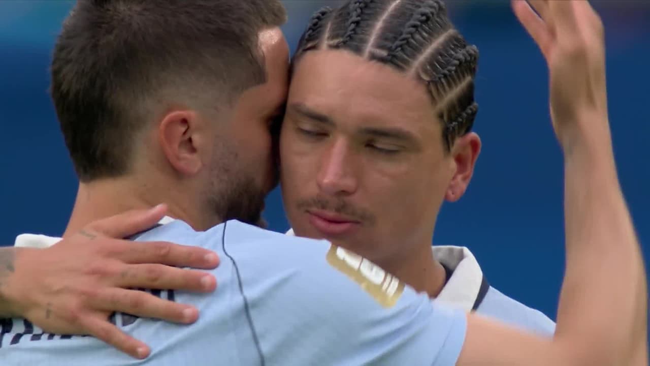 Arranca el partido y la pelota está en juego.