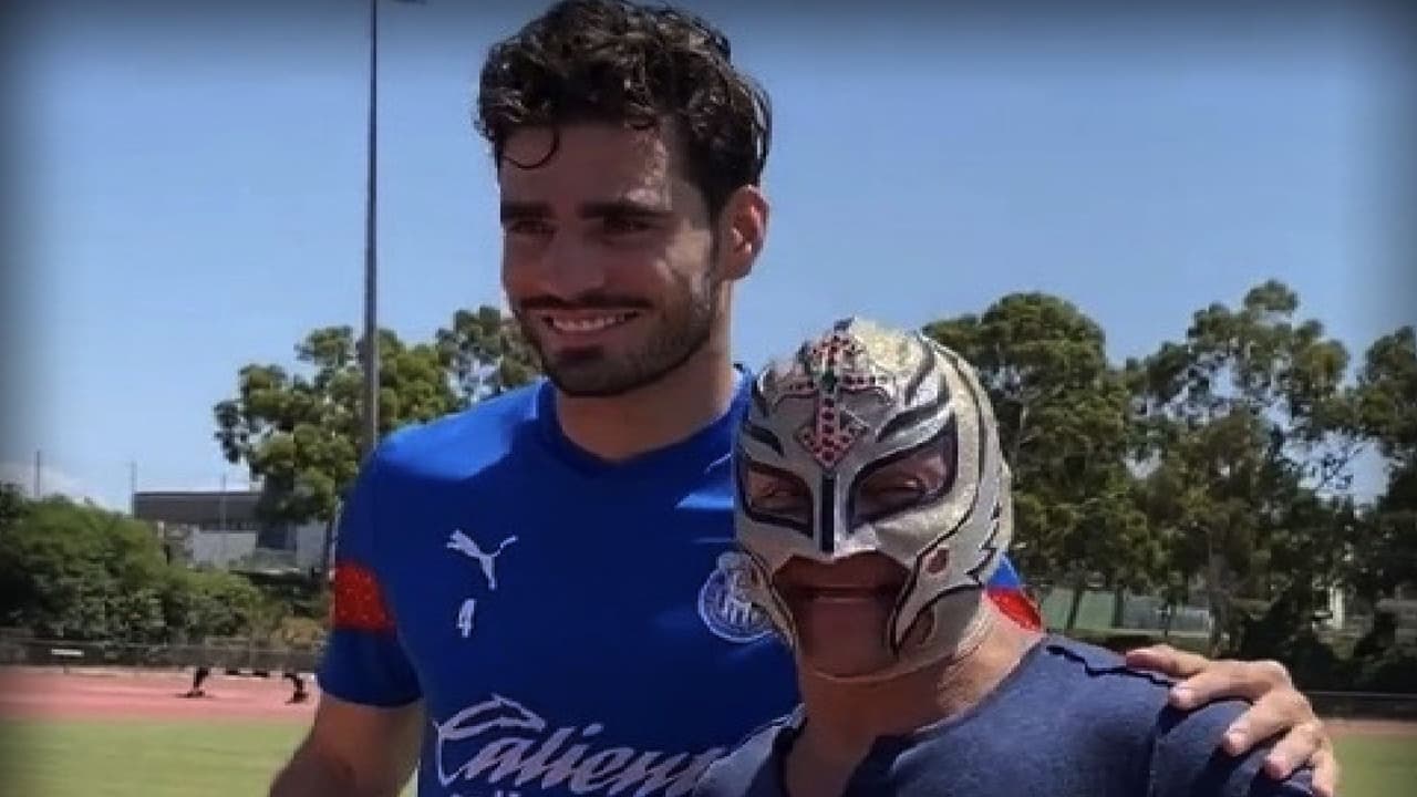 Rey Misterio visita a las Chivas previo a juego vs LA Galaxy