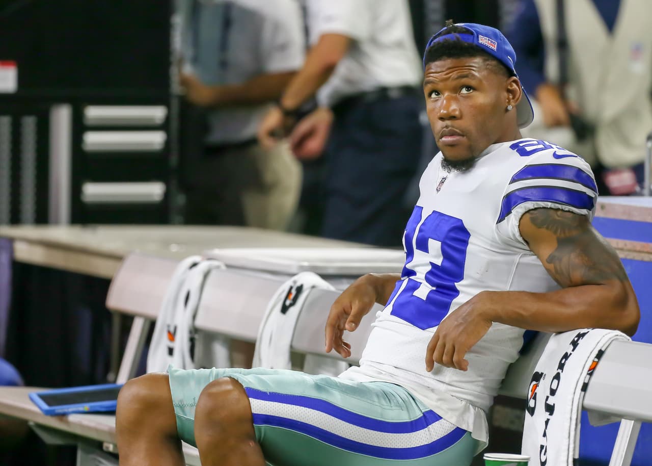 El receptor Terrance Williams de Dallas Cowboys observa desde la banca un juego de pretemporada contra los Houston Texans el 30 de Agosto de 2018.