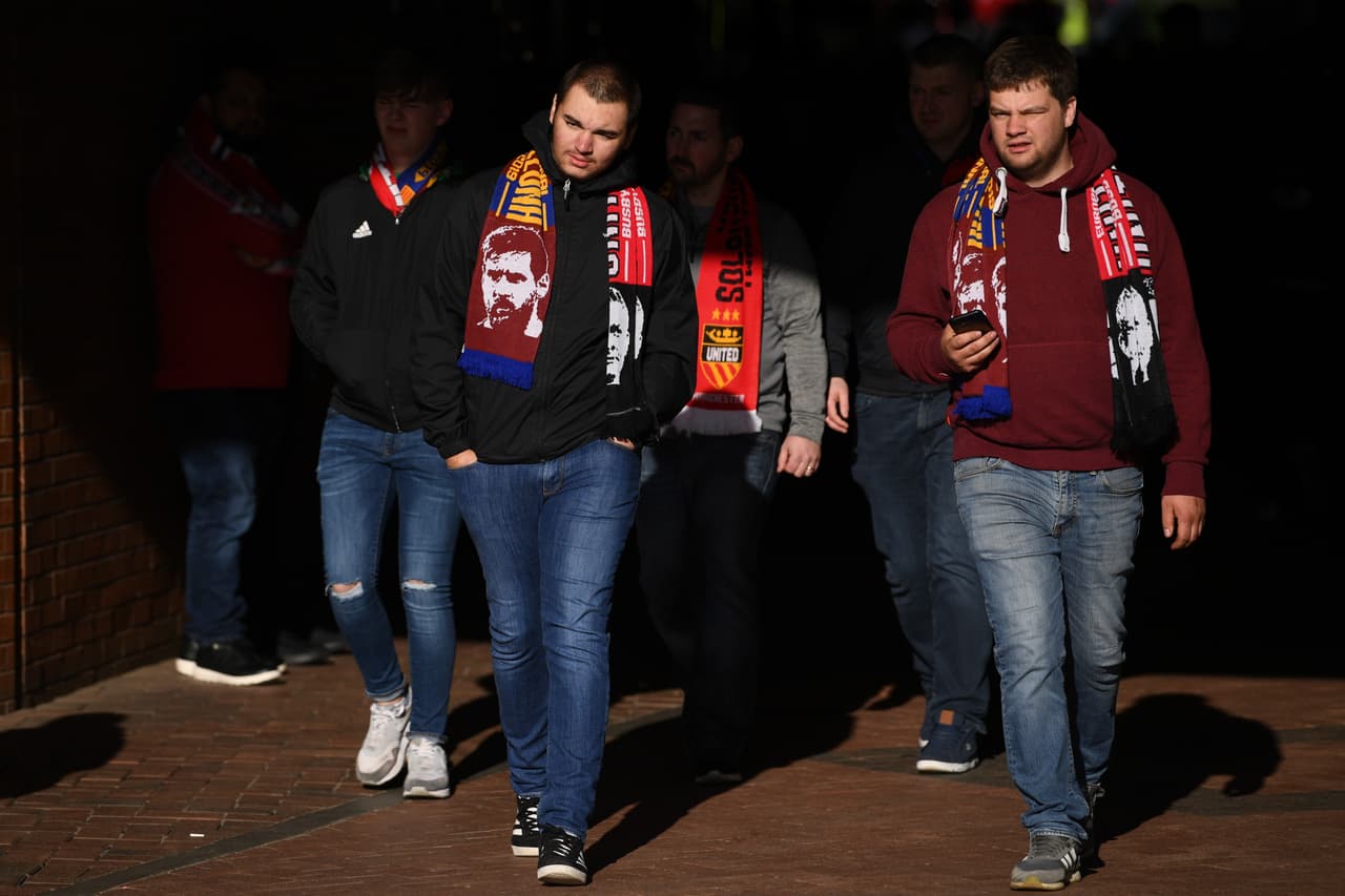 Bufandas, playeras retro y hasta tatuajes hicieron parte del colorido previo que se vivió en Old Trafford y sus inmediaciones este miércoles. Los aficionados del Manchester United llegaron con la esperanza de dar un paso hacia las Semifinal de la UEFA Champions League ante el Barcelona.