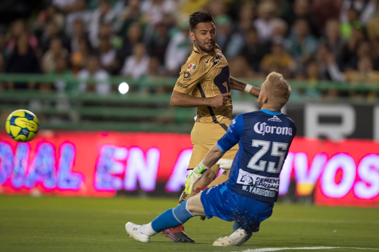Alan Mendoza, junto a la zaga de Pumas, mantuvieron sin goles a la poderosa ofensiva de León a lo largo del partido. Hizo buena marca y se dio tiempo para subir a ofender con atingencia.