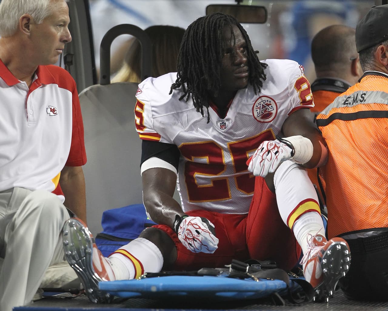 En 2011, Jamaal Charles jugador de Kansas City Chiefs en ese entonces, sufrió una lesión en su pierna izquierda. Se perdió parte de la temporada.