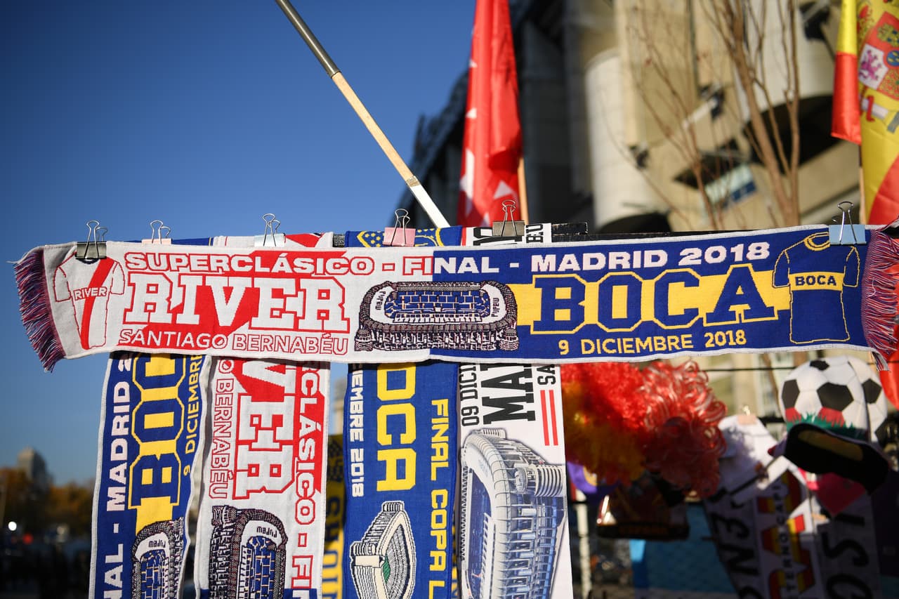 La fiesta de la final de Copa Libertadores en Madrid toma forma con hinchas de River Plate y Boca Junior bajo la vigilancia de las autoridades españolas, que activaron sus dispositivos de seguridad.