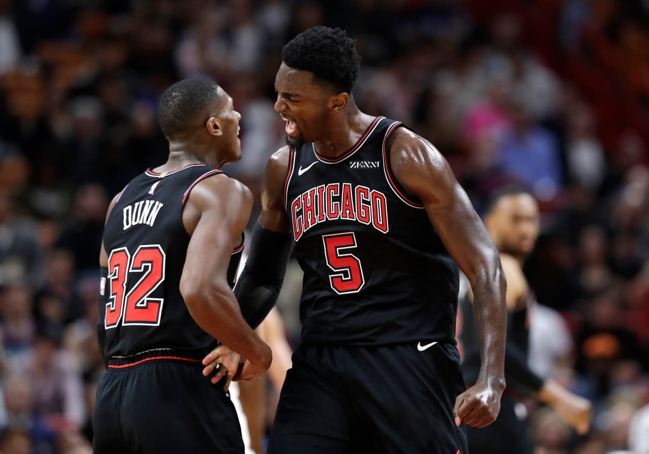 Bulls 105-89 Heat: Bobby Portis brilló para los de Chicago en el American Airlines Arena de Miami. El jugador de los Bulls logró 26 puntos, cuatro rebotes y dos asistencias, sin embargo siguen muy lejos de la zona de playoffs con 12 triunfos y 40 derrotas.