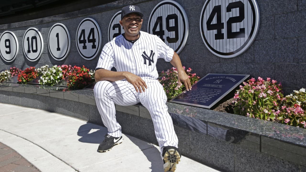 Mariano Rivera, junto a su número retirado por los Yankees.