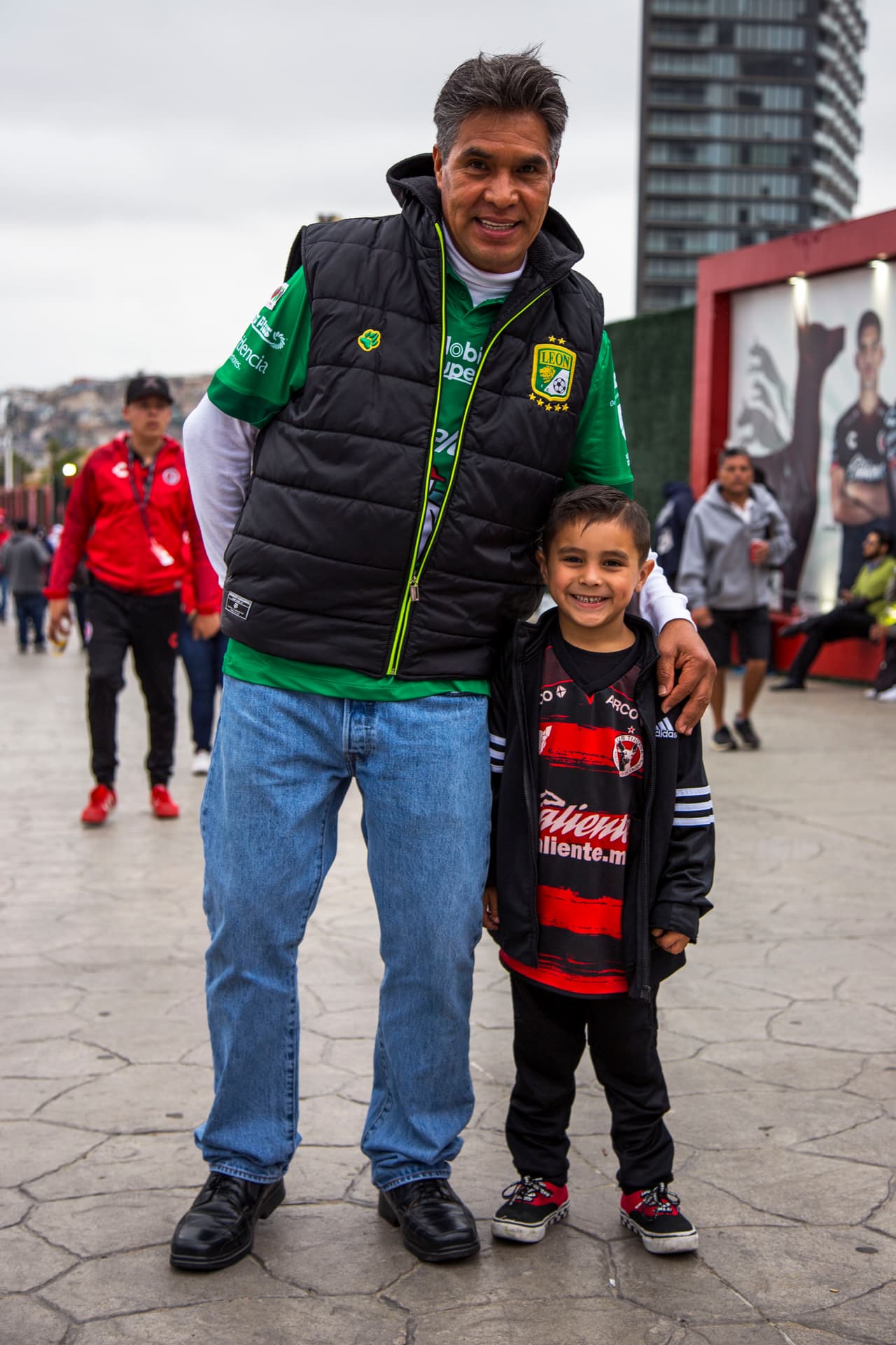 Tremendo ambiente el que se vivió dentro y fuera del Estadio Caliente para presenciar el partido de la Ida de Cuartos de Final entre los Xolos de Tijuana y los Esmeraldas del León. Un marco fantástico para un partido que pintaba muy atractivo.