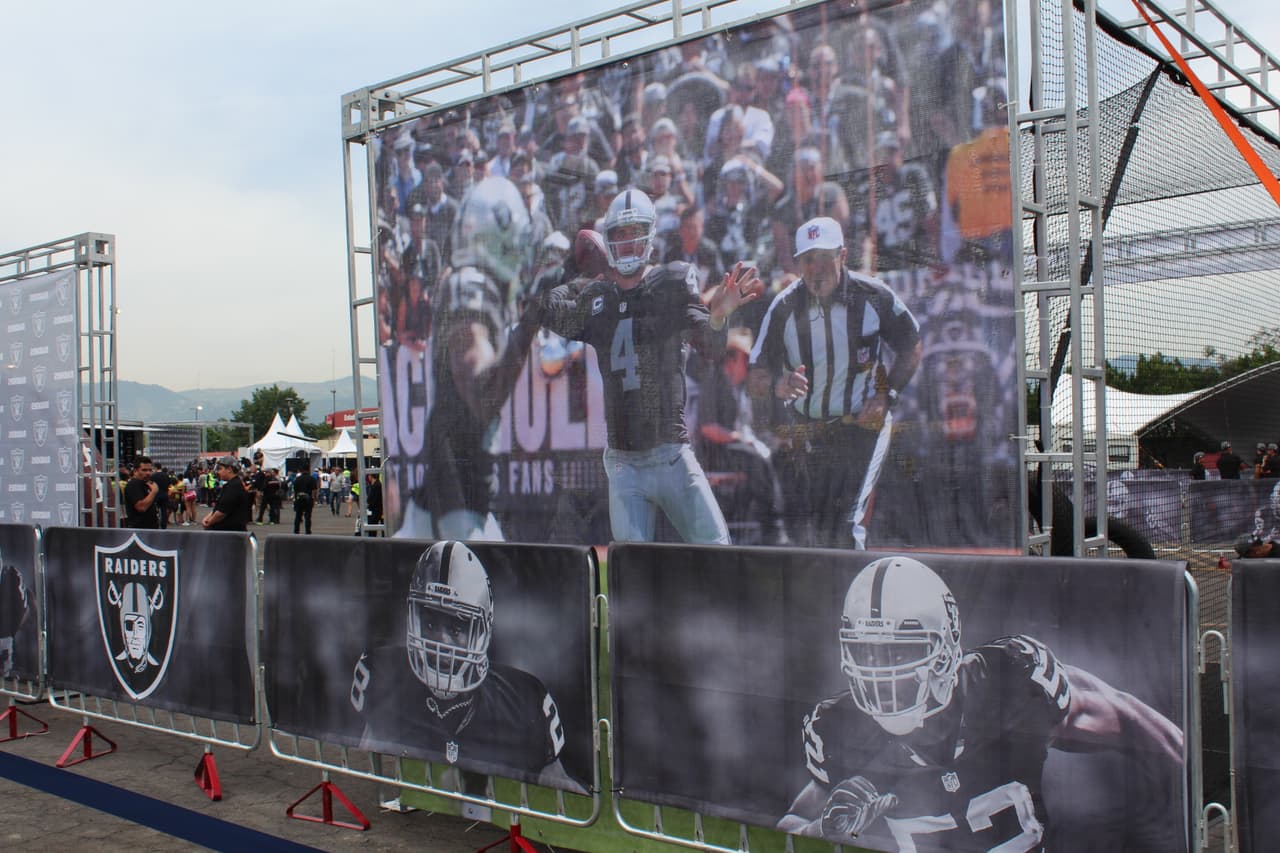 Te invitamos a disfrutar de las mejores imágenes de la visita de los Raiders al 'Coloso de Santa Ursula' promocionando el juego del próximo 21 de noviembre ante los Houston Texans.