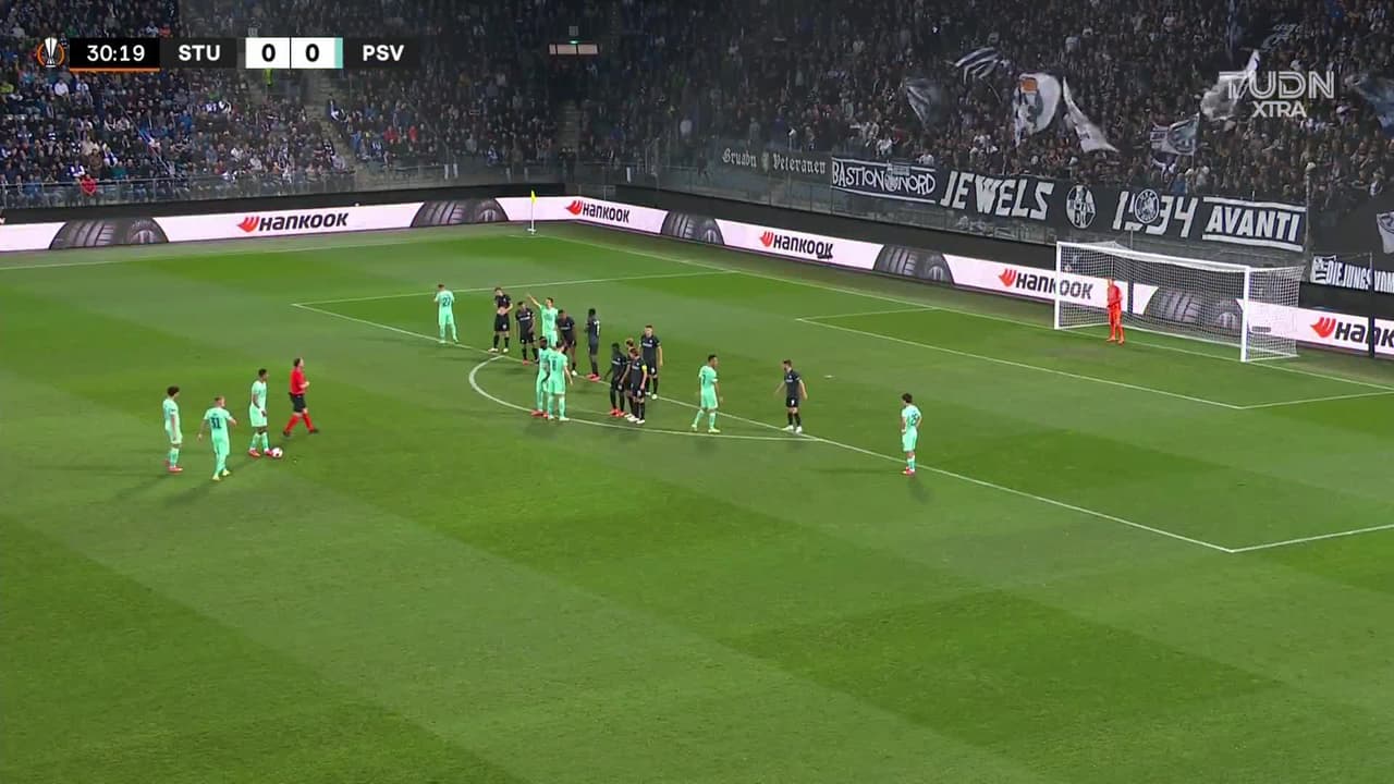 ¡TIRO ATAJADO! disparo por Philipp Max.