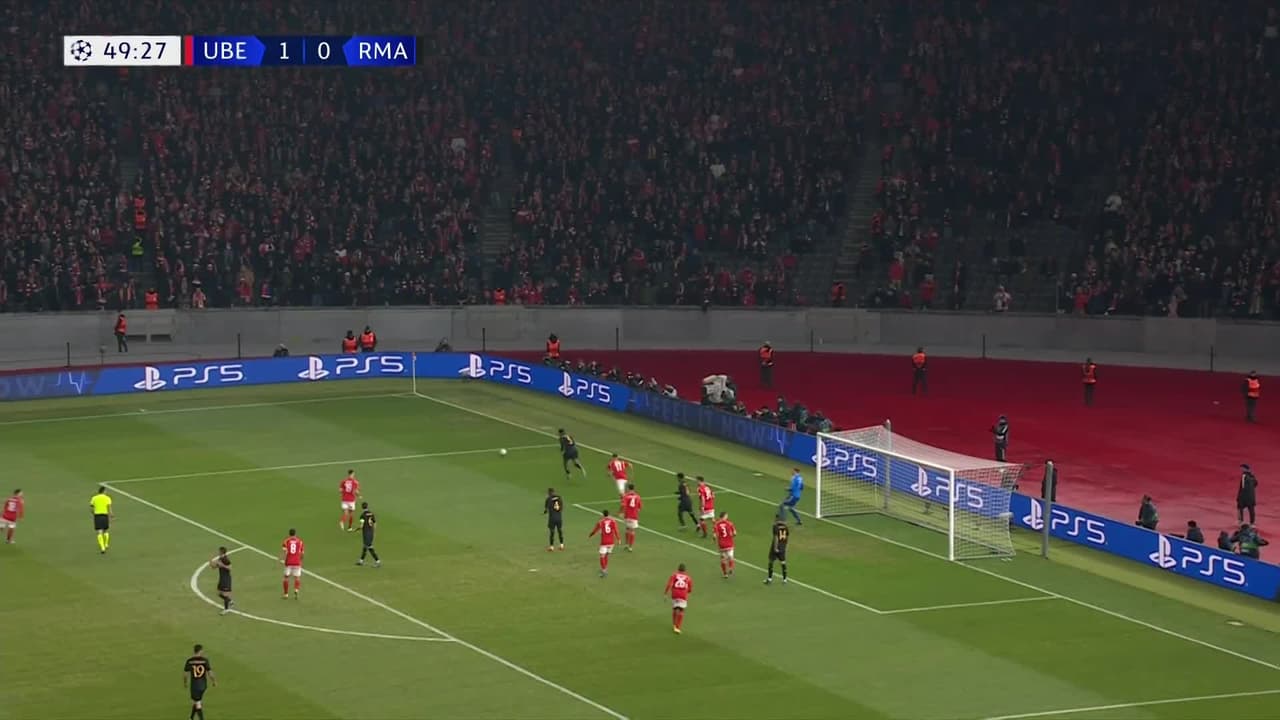 ¡TIRO ATAJADO! disparo por Lucas Vázquez.