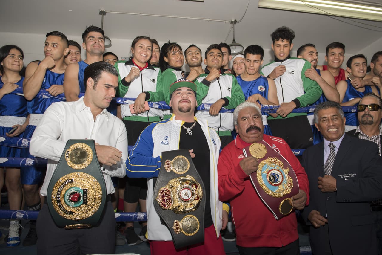 El mexicano Andy Ruiz presentó en el Comité Olímpico Mexicano sus cinturones como campeón mundial de peso completo de boxeo en medio de la admiración y reconocimiento de sus compatriotas.