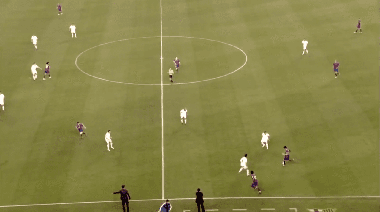 <b>Aquí inició la jugada de su gol </b>
<br>Deco tomó el balón por la banda y buscó a Messi con un pase a profundidad.