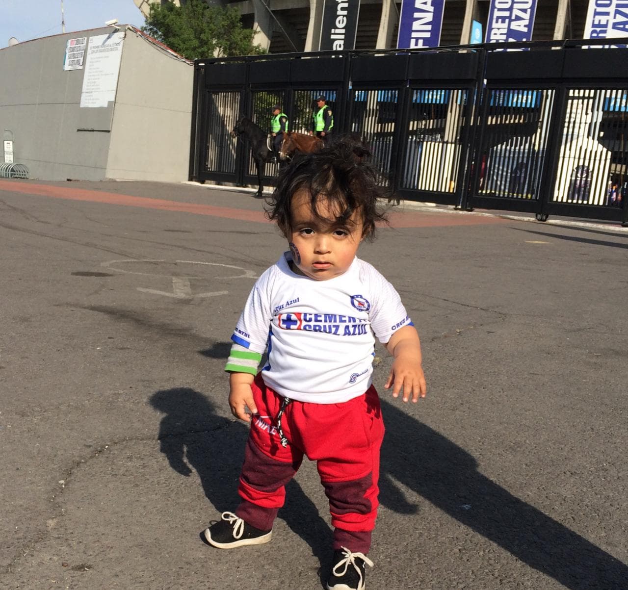 El estadio Azteca comienza a pintarse de azul para el juego entre la máquina y los tuzos.