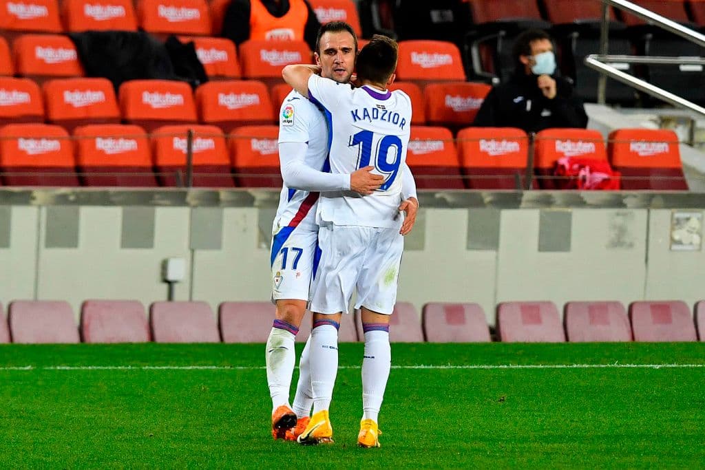 El Barcelona, sin Messi, iguala marcador ante el Eibar. Kike García le daba el triunfo a su equipo con gol al 57, pero fue Ousmane Dembelé quien salvó a los blaugranas y empató al minuto 67, durante la Jornada 16 de LaLiga.