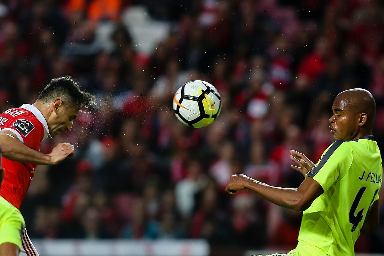 Benfica se tomó más confianza y luego del primer tanto embistió al visitante.