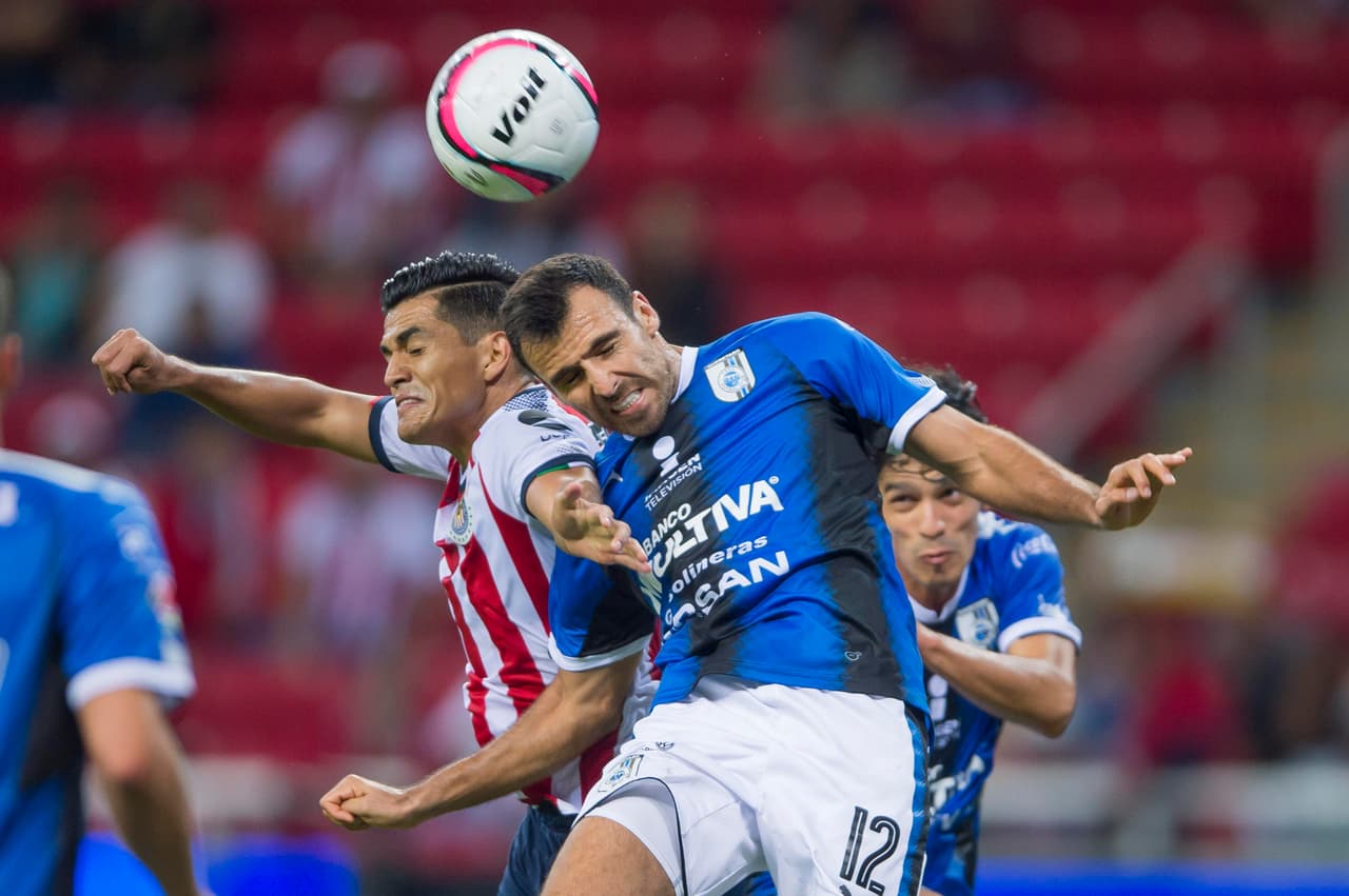 Action photo during the match Guadalajara vs Queretaro, corresponding to round 7 of Tournament Apertura 2017 of the Liga MX Bancomer at Chivas Stadium. Foto de accion durante el partido Guadalajara vs Queretaro Correspondiente a la Jornada 7 del Torneo Apertura 2017 de la Liga BBVA Bancomer MX, en el Estadio Chivas, en la foto: Jonathan Bornstein y Jesus Sanchez 26/08/2017/MEXSPORT/Cristian de Marchena