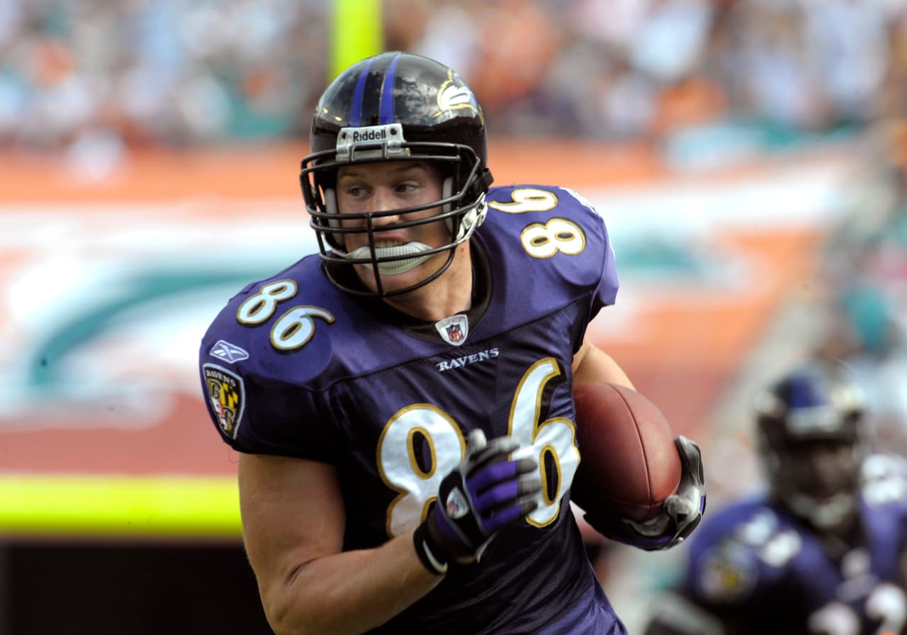 MIAMI, FL - JANUARY 4: Tight end Todd Heap #86 of the Baltimore Ravens rushes upfield with a pass against the Miami Dolphins in an AFC wild card game at Dolphins Stadium January 4, 2009 in Miami, Floirda. (Photo by Al Messerschmidt/Getty Images)