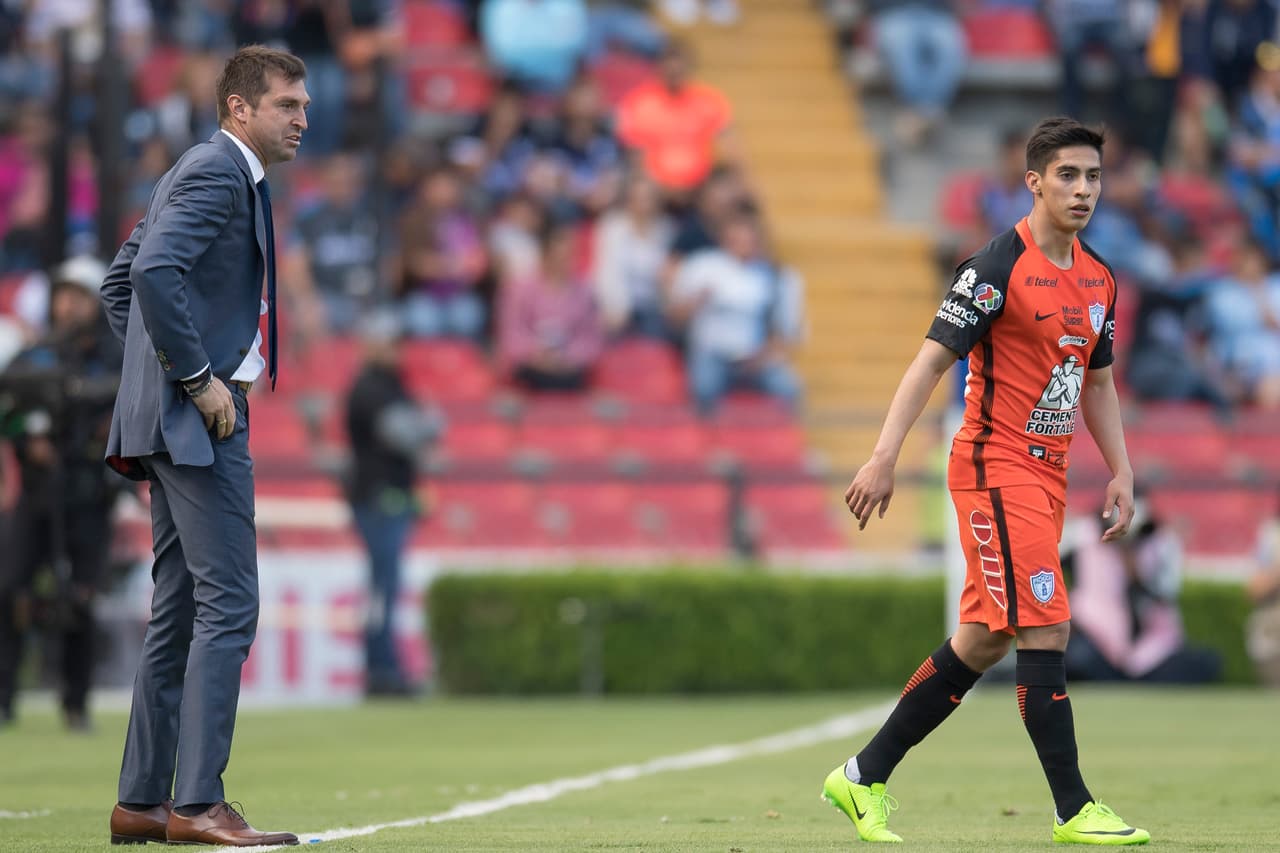 Diego Alonso observa con incredulidad el partido. Su equipo no encuentra respuestas.