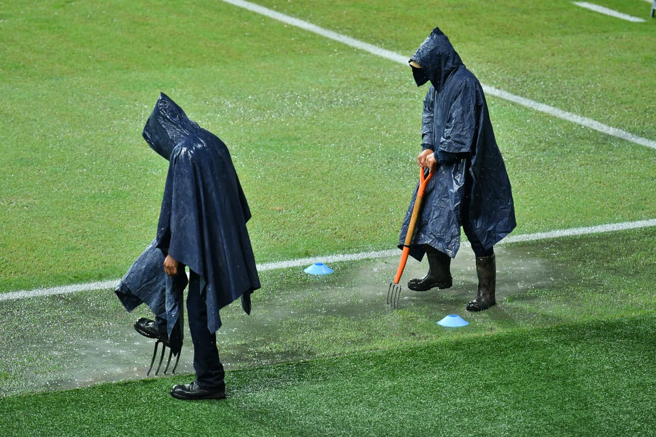 Estos trabajadores hacían agujeros en el terreno con la idea de generar un drenaje, pero con la cantidad de agua que había allí era prácticamente imposible.