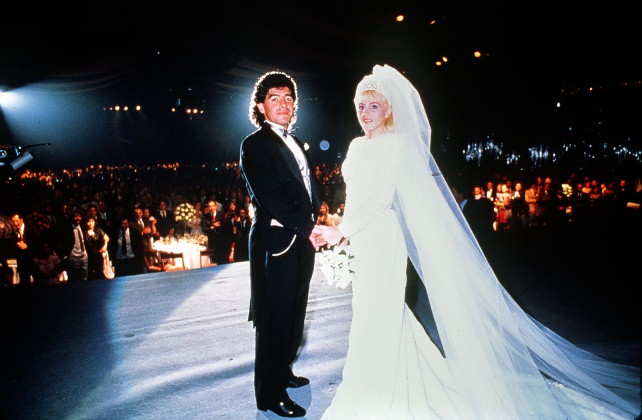 Diego y Claudia decidieron casarse en una boda multitudinaria en 1989. Fue en Luna Park de Buenos Aires frente a 1,500 personas. Ya había nacido Giannina Maradona, la segunda hija de esta pareja.