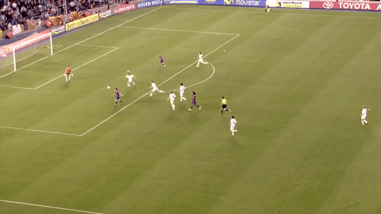 <b>Valbuena desprotegió el arco</b>
<br>El portero del Albacete quizo achicar el espacio y no contó con semejante genialidad de Messi.