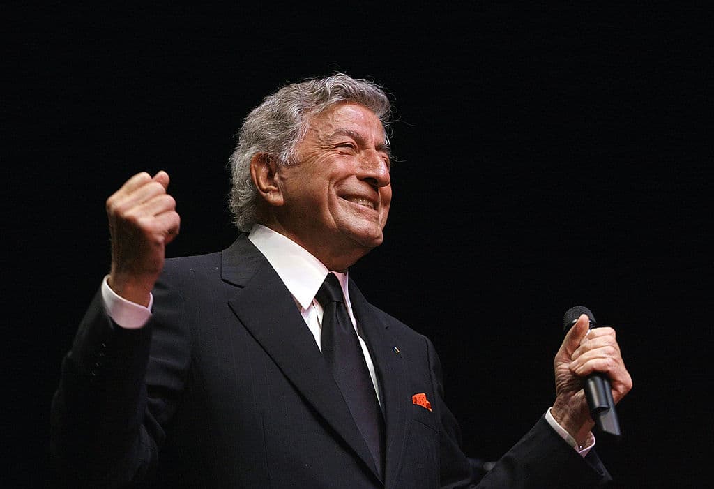 Tony Bennett reveló que le diagnosticaron la enfermedad de Alzheimer en 2016. EL cantante todavía no ha experimentado síntomas comunes como desorientación o episodios de terror, rabia o depresión.