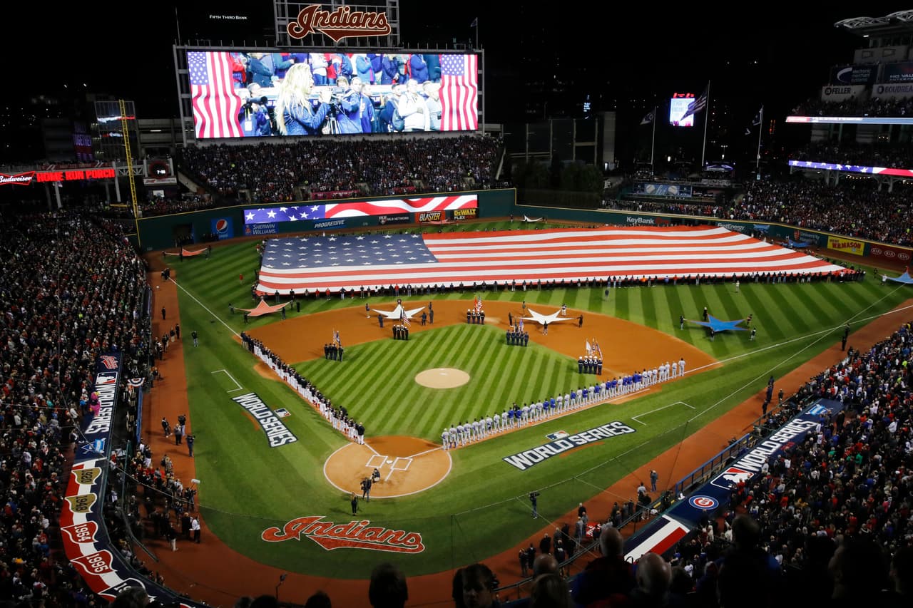 La cantante de pop Rachel Platten hizo los honores del emblemático canto del himno en la máxima fiesta del béisbol.