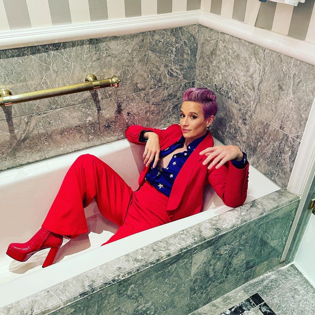 La futbolista campeona del mundo y medallista olímpica llevó una serie de tarjetas para apoyo hacia la comunidad LGBTIQ+.