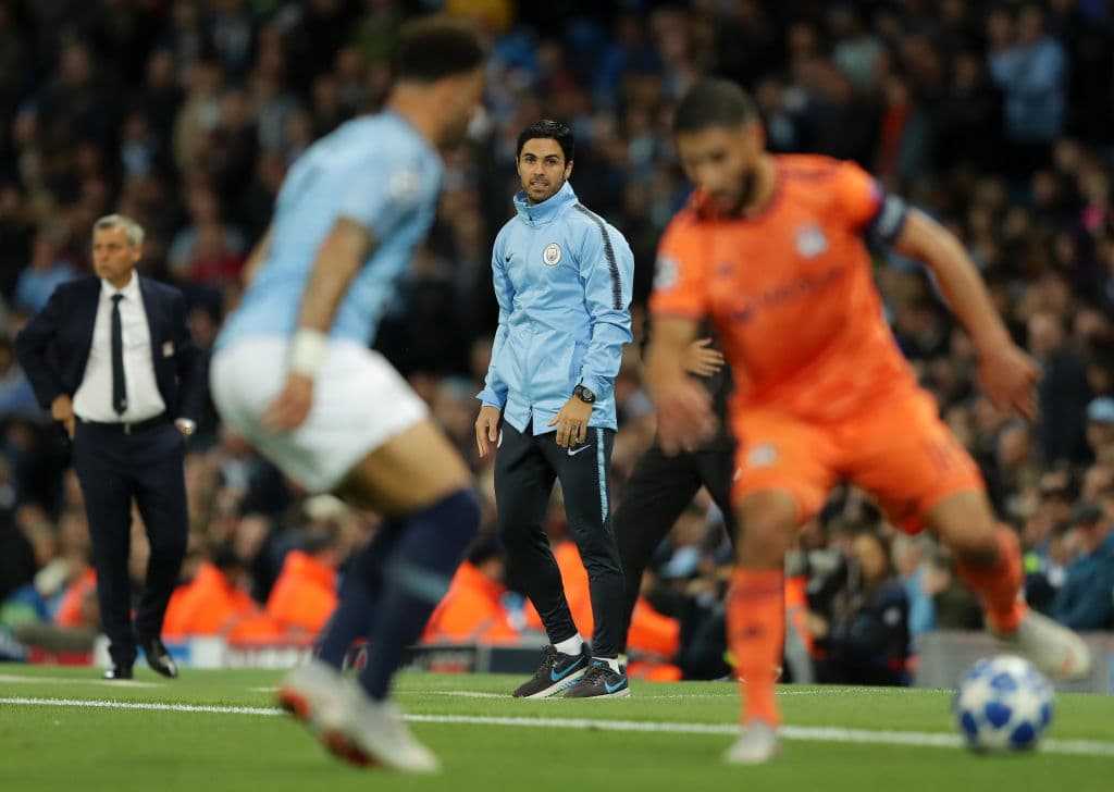 Para la segunda mitad estaba pintado el juego, el OL saldría a jugar al contragolpe, aquí Fekir tejiendo un ataque por esta vía.
