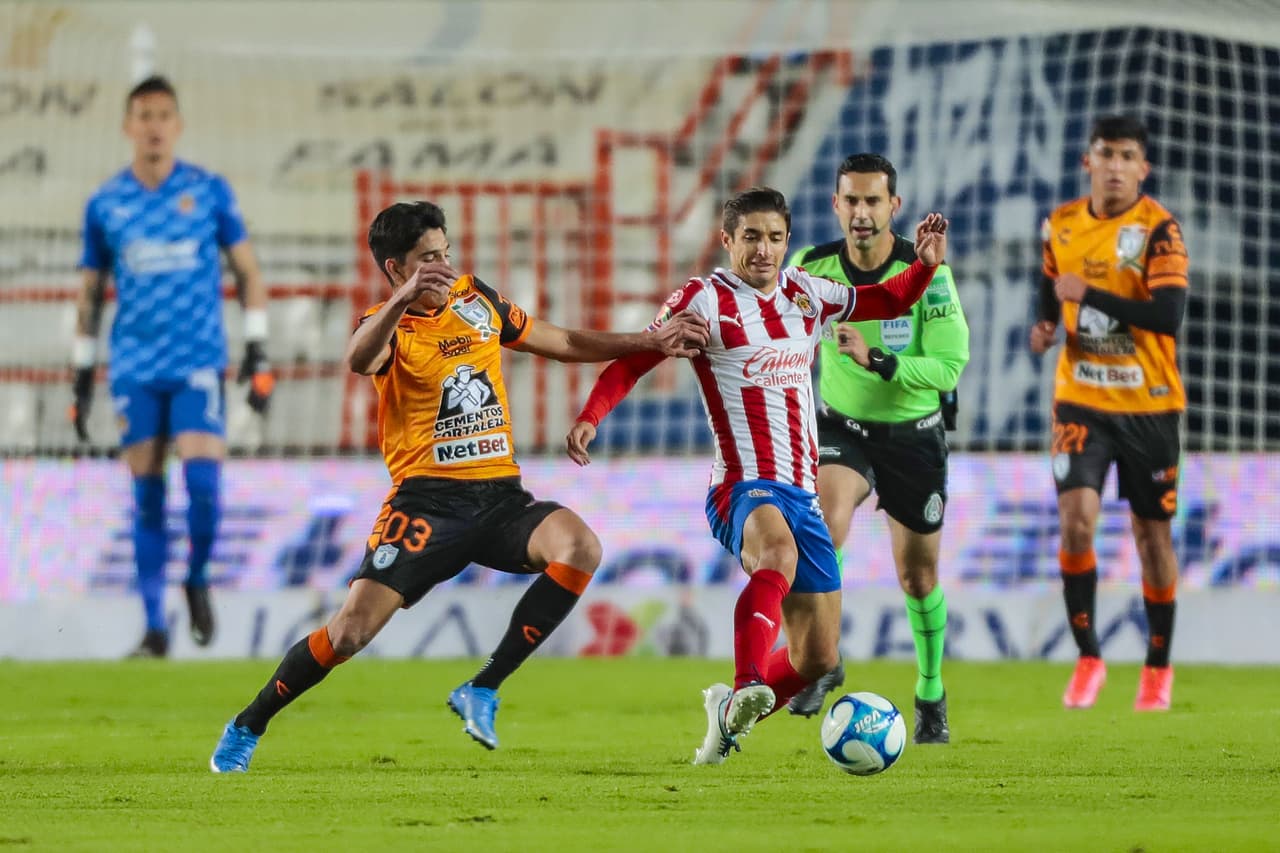 Tuzos y Chivas empatan 1-1 en Pachuca, los locales fallaron un penal en la recta del partido. Pachuca continúa en el fondo de la tabla con tres puntos y las Chivas se sitúan en la 12 plaza con 7 unidades.