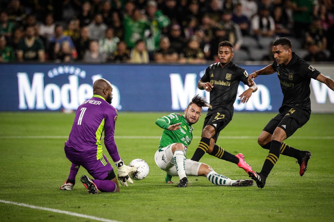 León estuvo cerca de anotar el primer gol pero el portero Vermeer estuvo atento.