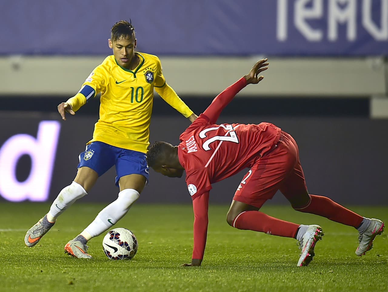 Neymar no dejó que los peruanos disfrutaran el gol tempranero en el partido.