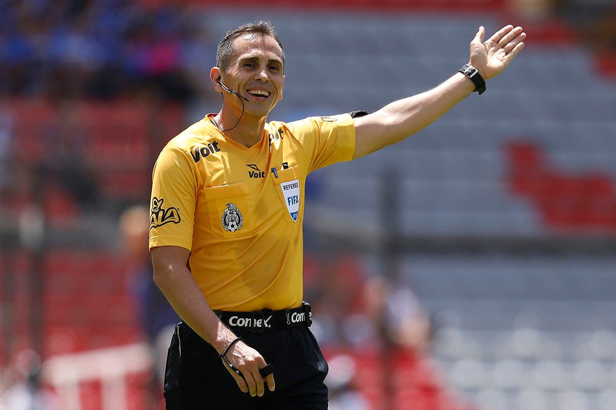 El árbitro Luis Enrique Santander fue el encargado de impartir justicia, pasando casi desapercibido en el juego.