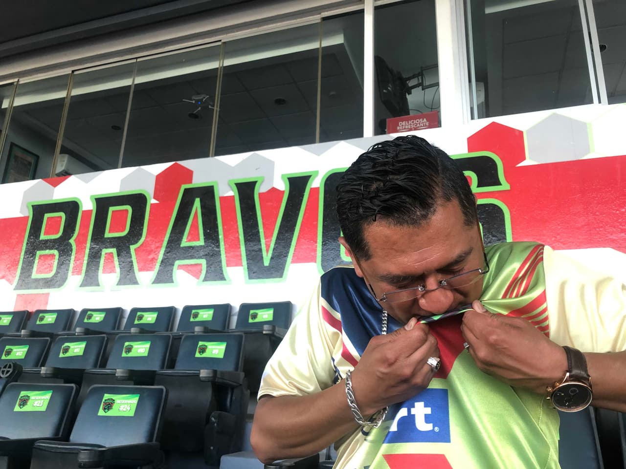 Juan José es joyero y gracias a sus conocimientos también se hizo unlogotipo de los Bravos que carga con orgullo en su cadena, además del anilo de los 100 años del América.