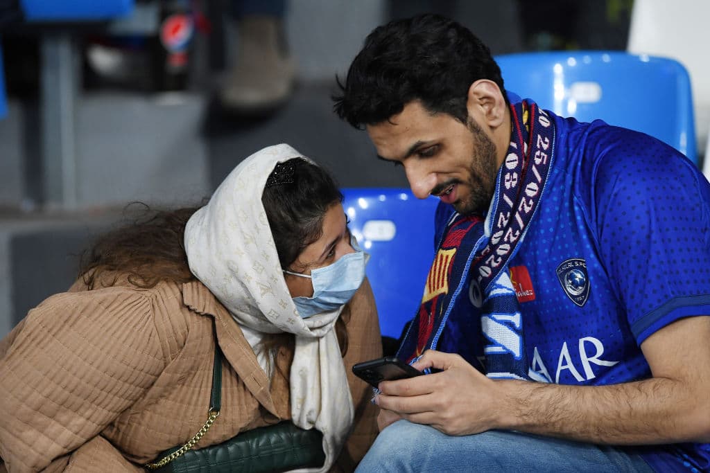 Una pareja intercambia ideas, la mujer usa protector contra contagios