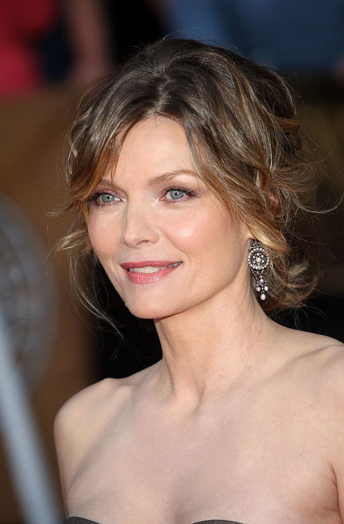 Una virtuosa mujer casada, Madame de Tourvel (Michelle Pfeiffer), de la que Valmont se enamora, se verá involucrada en las insidiosas maquinaciones de la marquesa.
<br>