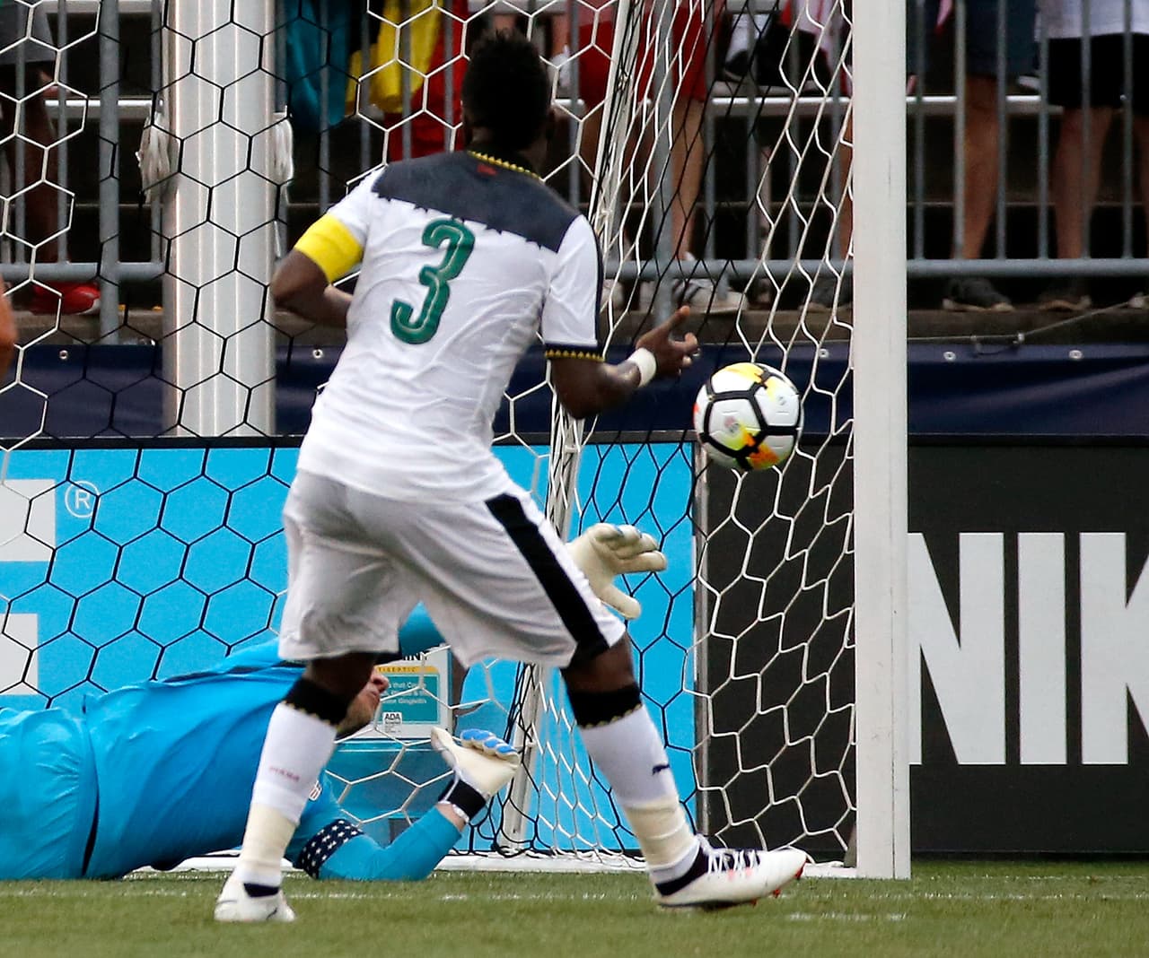 Los africanos descontaron y pusieron el 2-1 con un soberbio disparo de Gyan.