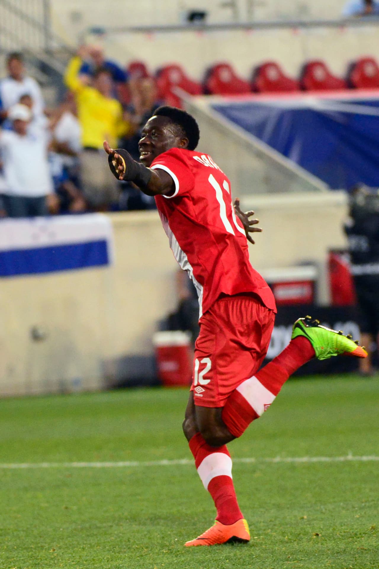 Velocidad y gran definición para convertirse en el jugador más joven de la historia en marcar un gol en la Copa Oro (16 años y 247 días).