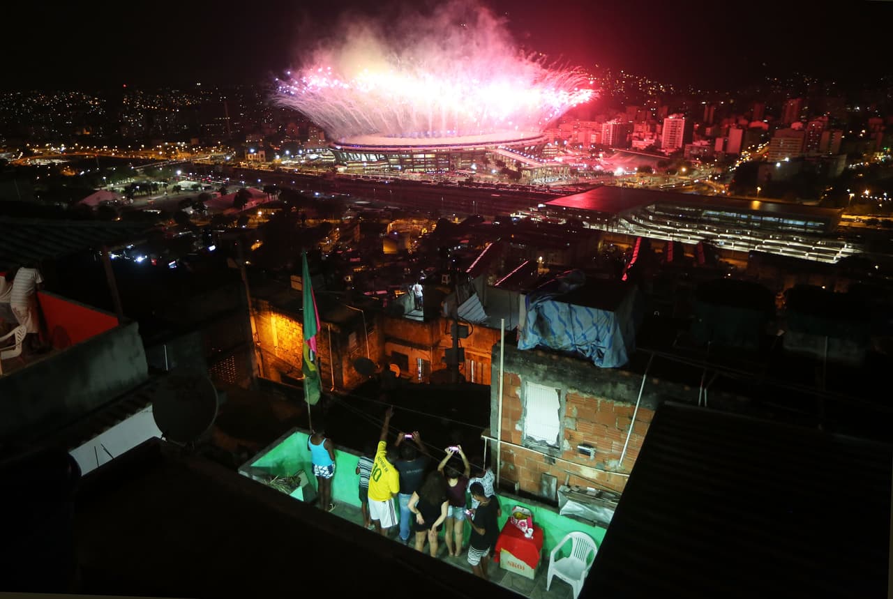 La ceremonia inaugural en el estadio Maracaná, vista desde una favela de Río.