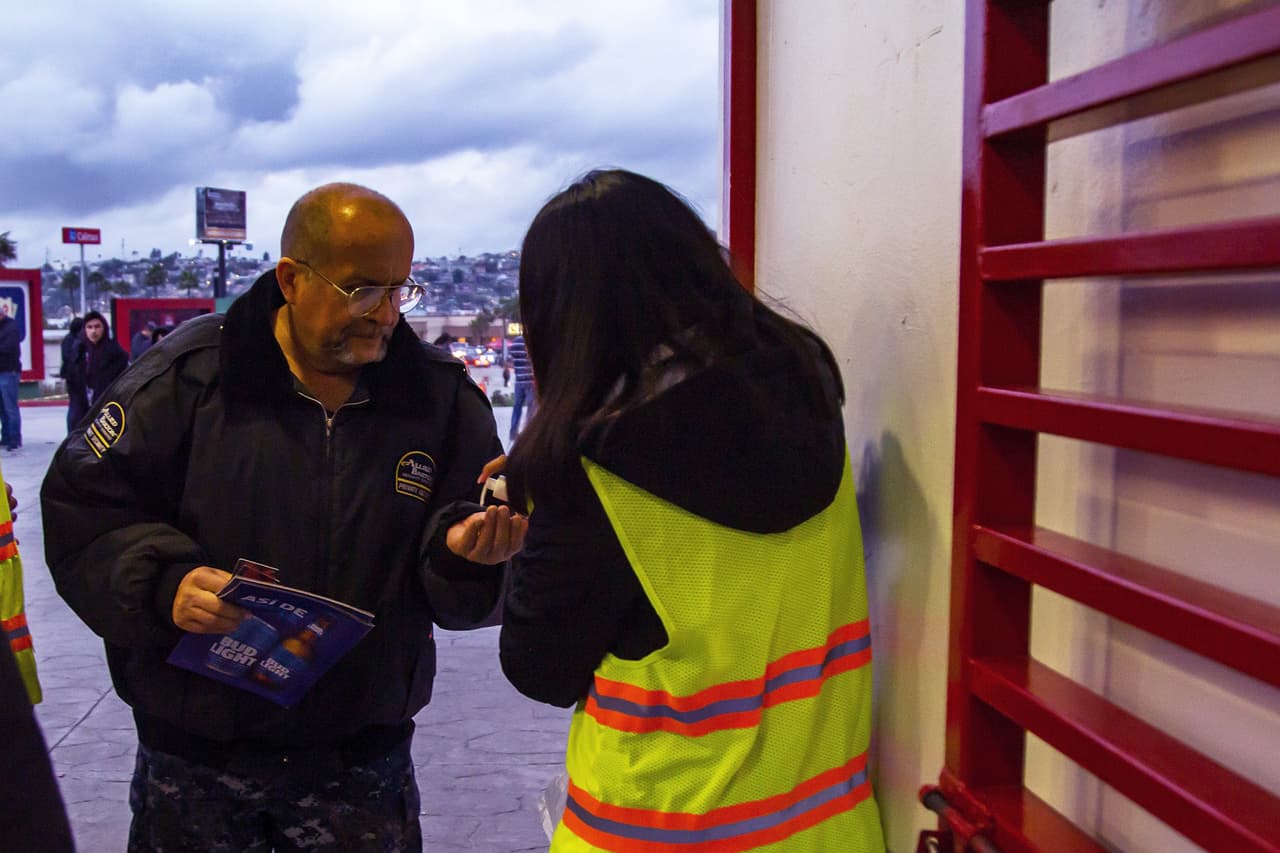Los asistentes a los estadios toman precauciones ante la inminente propagación del virus.