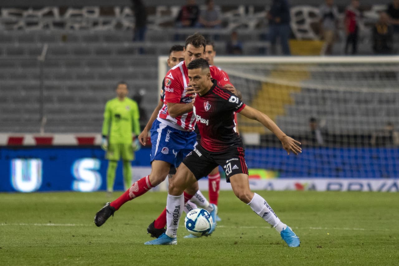 Con goles de Juan Castro al minuto 61 y Nicolas Ibañes al 90+3, el Atlético san Luis gana y pone en problemas al Atlas.