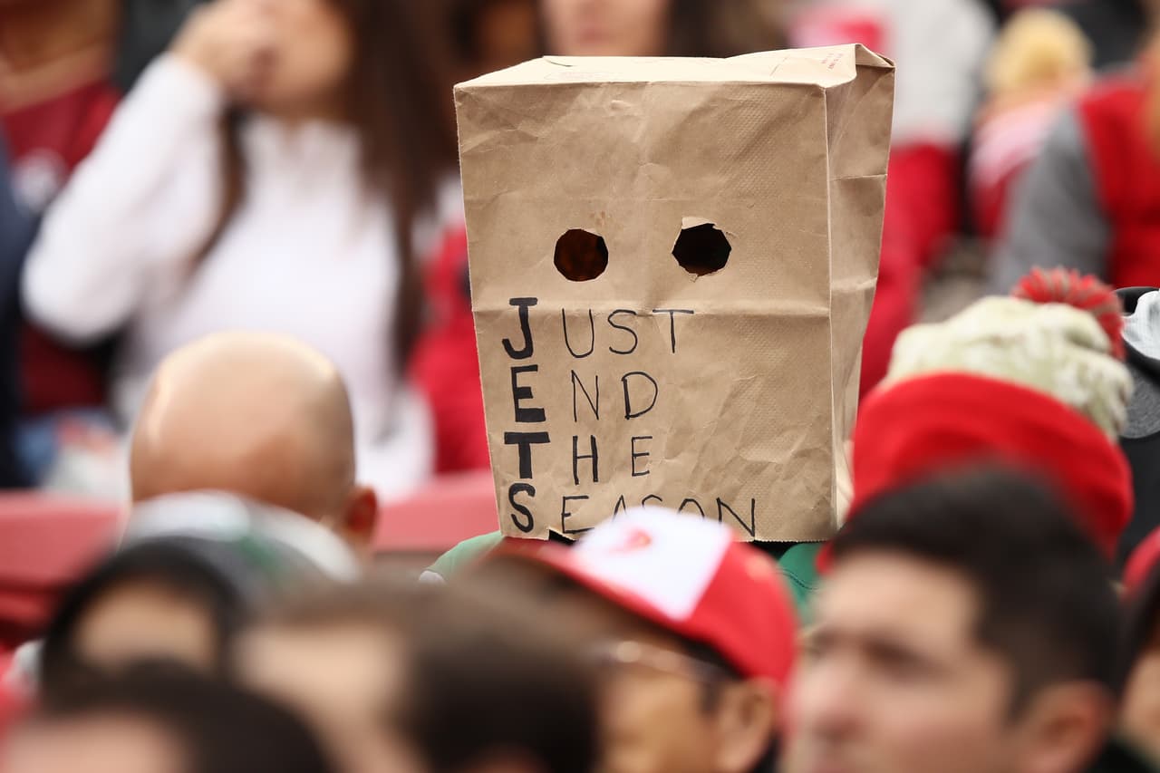 La NFL vivió una nueva jornada en la que el colorido y humor de los fanáticos mezclados con el ánimos de las porristas y la energía de los espectáculos le dieron vida propia a la fiesta fuera de la competencia en el fútbol americano estadounidense.