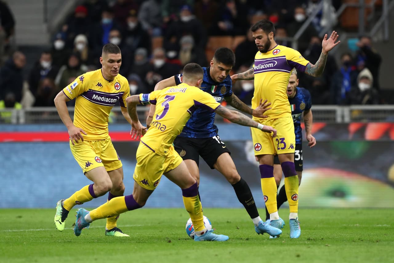 Lucas Torreira adelantó a la Fiorentina, pero neerlandés Denzel Dumfries le dio el empate al Inter.