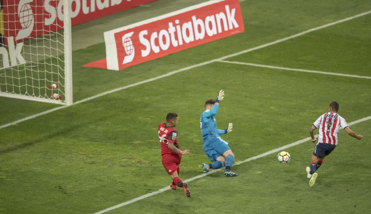 Al minuto 19 llegó el gol de Chivas tras una gran jugada de Pizarro que se la cedió a Orbelín Pineda para definir ante Bono.