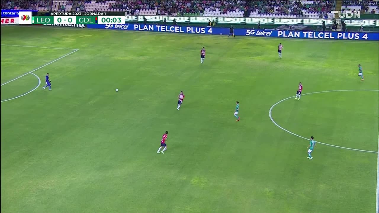 Arranca el partido y la pelota está en juego.